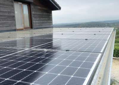 Des panneaux photovoltaïques posés sur le toit d'une maison