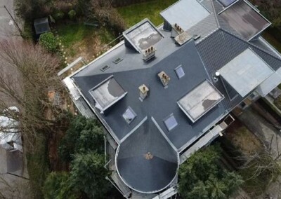 Vue d'en haut de l'isolation d'une toiture en tuiles noires d'une maison à Boitsfort