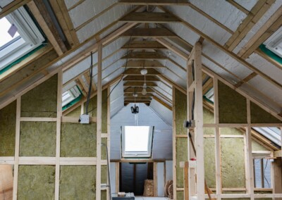 Intérieur des combles en cours de rénovation, isolés avec de la laine de verre,