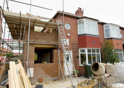 Chantier de surélévation d'une maison en briques rouges