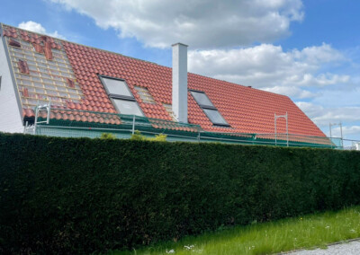 Couverture de la toiture d'une maison avec des tuiles rouges