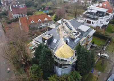 Rénovation d'une maison en isolant la toiture dans un quartier résidentiel